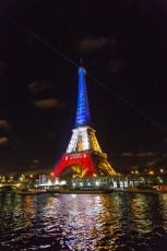 En hommage aux 130 victimes des attentats parisiens du vendredi 13 décembre 2015, la Tour Eiffel s'est parée pour quelques jours de bleu, blanc et rouge. Projetée également, la devise de Paris "Fluctuat nec mergitur", Battu par les flots mais ne sombre pas...