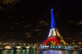 En hommage aux 130 victimes des attentats parisiens du vendredi 13 décembre 2015, la Tour Eiffel s'est parée pour quelques jours de bleu, blanc et rouge. Projetée également, la devise de Paris "Fluctuat nec mergitur", Battu par les flots mais ne sombre pas...