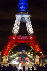 En hommage aux 130 victimes des attentats parisiens du vendredi 13 décembre 2015, la Tour Eiffel s'est parée pour quelques jours de bleu, blanc et rouge. Projetée également, la devise de Paris "Fluctuat nec mergitur", Battu par les flots mais ne sombre pas...