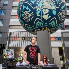 "Earth Crisis" exposition de Shepard Fairey à la galerie Itinerrance du 24 juin au 30 juillet 2016. Vernissage d'anthologie le vendredi 24 avec Shepard, son équipe et Slimkid et le DJ Z-Trip pour l'ambiance musicale (après le passage aux platines de Shepard)