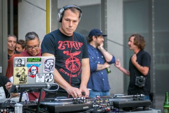 "Earth Crisis" exposition de Shepard Fairey à la galerie Itinerrance du 24 juin au 30 juillet 2016. Vernissage d'anthologie le vendredi 24 avec Shepard, son équipe et Slimkid et le DJ Z-Trip pour l'ambiance musicale (après le passage aux platines de Shepard)