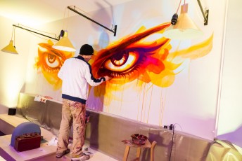 "Street art is not a crime"... La performance de Dan23 dans le salon - Hôtel Ibis Bercy 12è - Novembre 2016