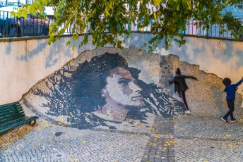 Vhils - Amalia Rodriguez - Rua de São Tomé - Alfama - Lisbonne