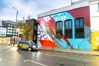 Invader, Shepard Fairey & Damien Hirst - Bethnal Green road - Shoreditch - Londres - Octobre 2025