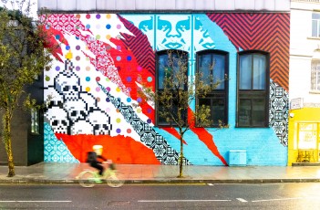 Invader, Shepard Fairey & Damien Hirst - Bethnal Green road - Shoreditch - Londres - Octobre 2025
