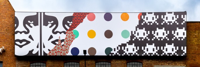 "Triple Trouble" exposition de Invader, Shepard Fairey et Damien Hirst à la Newport Street Gallery du 10 octobre 2025 au 29 mars 2026