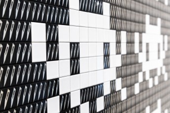 "Triple Trouble" exposition de Invader, Shepard Fairey et Damien Hirst à la Newport Street Gallery du 10 octobre 2025 au 29 mars 2026