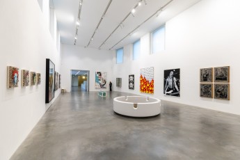 "Triple Trouble" exposition de Invader, Shepard Fairey et Damien Hirst à la Newport Street Gallery du 10 octobre 2025 au 29 mars 2026