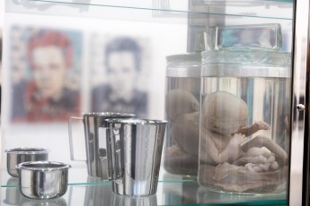 "Triple Trouble" exposition de Invader, Shepard Fairey et Damien Hirst à la Newport Street Gallery du 10 octobre 2025 au 29 mars 2026