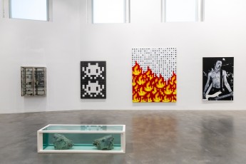 "Triple Trouble" exposition de Invader, Shepard Fairey et Damien Hirst à la Newport Street Gallery du 10 octobre 2025 au 29 mars 2026