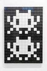 "Triple Trouble" exposition de Invader, Shepard Fairey et Damien Hirst à la Newport Street Gallery du 10 octobre 2025 au 29 mars 2026