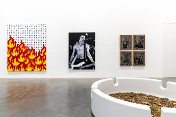 "Triple Trouble" exposition de Invader, Shepard Fairey et Damien Hirst à la Newport Street Gallery du 10 octobre 2025 au 29 mars 2026