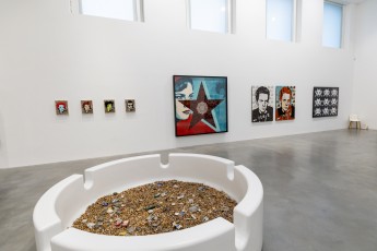 "Triple Trouble" exposition de Invader, Shepard Fairey et Damien Hirst à la Newport Street Gallery du 10 octobre 2025 au 29 mars 2026