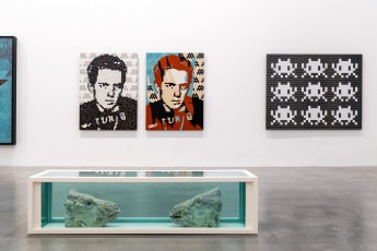 "Triple Trouble" exposition de Invader, Shepard Fairey et Damien Hirst à la Newport Street Gallery du 10 octobre 2025 au 29 mars 2026