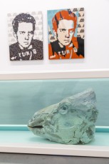 "Triple Trouble" exposition de Invader, Shepard Fairey et Damien Hirst à la Newport Street Gallery du 10 octobre 2025 au 29 mars 2026