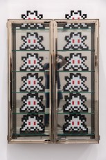 "Triple Trouble" exposition de Invader, Shepard Fairey et Damien Hirst à la Newport Street Gallery du 10 octobre 2025 au 29 mars 2026