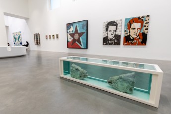 "Triple Trouble" exposition de Invader, Shepard Fairey et Damien Hirst à la Newport Street Gallery du 10 octobre 2025 au 29 mars 2026