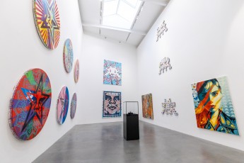 "Triple Trouble" exposition de Invader, Shepard Fairey et Damien Hirst à la Newport Street Gallery du 10 octobre 2025 au 29 mars 2026