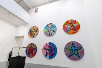 "Triple Trouble" exposition de Invader, Shepard Fairey et Damien Hirst à la Newport Street Gallery du 10 octobre 2025 au 29 mars 2026