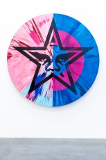 "Triple Trouble" exposition de Invader, Shepard Fairey et Damien Hirst à la Newport Street Gallery du 10 octobre 2025 au 29 mars 2026