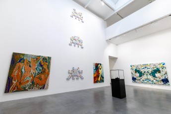 "Triple Trouble" exposition de Invader, Shepard Fairey et Damien Hirst à la Newport Street Gallery du 10 octobre 2025 au 29 mars 2026