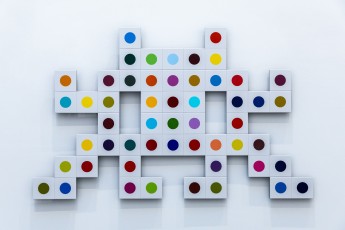 "Triple Trouble" exposition de Invader, Shepard Fairey et Damien Hirst à la Newport Street Gallery du 10 octobre 2025 au 29 mars 2026