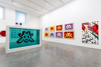 "Triple Trouble" exposition de Invader, Shepard Fairey et Damien Hirst à la Newport Street Gallery du 10 octobre 2025 au 29 mars 2026