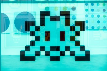 "Triple Trouble" exposition de Invader, Shepard Fairey et Damien Hirst à la Newport Street Gallery du 10 octobre 2025 au 29 mars 2026