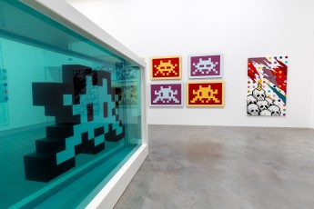 "Triple Trouble" exposition de Invader, Shepard Fairey et Damien Hirst à la Newport Street Gallery du 10 octobre 2025 au 29 mars 2026