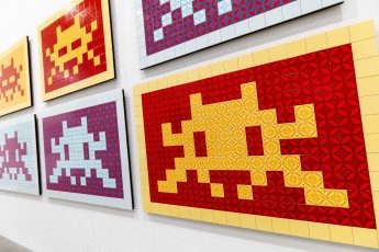 "Triple Trouble" exposition de Invader, Shepard Fairey et Damien Hirst à la Newport Street Gallery du 10 octobre 2025 au 29 mars 2026