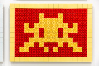 "Triple Trouble" exposition de Invader, Shepard Fairey et Damien Hirst à la Newport Street Gallery du 10 octobre 2025 au 29 mars 2026