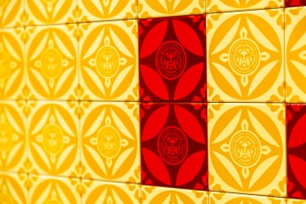 "Triple Trouble" exposition de Invader, Shepard Fairey et Damien Hirst à la Newport Street Gallery du 10 octobre 2025 au 29 mars 2026