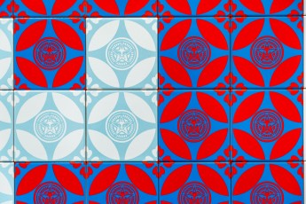 "Triple Trouble" exposition de Invader, Shepard Fairey et Damien Hirst à la Newport Street Gallery du 10 octobre 2025 au 29 mars 2026