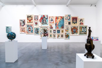 "Triple Trouble" exposition de Invader, Shepard Fairey et Damien Hirst à la Newport Street Gallery du 10 octobre 2025 au 29 mars 2026