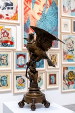 "Triple Trouble" exposition de Invader, Shepard Fairey et Damien Hirst à la Newport Street Gallery du 10 octobre 2025 au 29 mars 2026