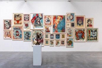 "Triple Trouble" exposition de Invader, Shepard Fairey et Damien Hirst à la Newport Street Gallery du 10 octobre 2025 au 29 mars 2026