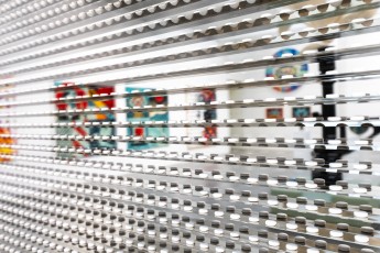 "Triple Trouble" exposition de Invader, Shepard Fairey et Damien Hirst à la Newport Street Gallery du 10 octobre 2025 au 29 mars 2026