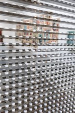 "Triple Trouble" exposition de Invader, Shepard Fairey et Damien Hirst à la Newport Street Gallery du 10 octobre 2025 au 29 mars 2026