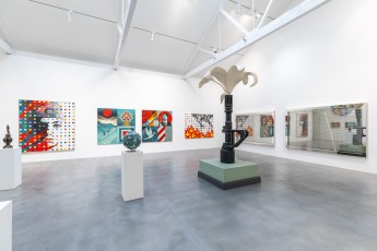 "Triple Trouble" exposition de Invader, Shepard Fairey et Damien Hirst à la Newport Street Gallery du 10 octobre 2025 au 29 mars 2026