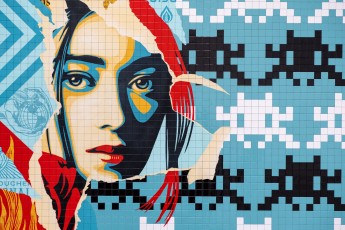 "Triple Trouble" exposition de Invader, Shepard Fairey et Damien Hirst à la Newport Street Gallery du 10 octobre 2025 au 29 mars 2026