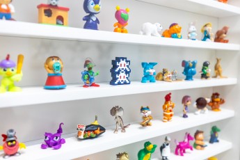 "Triple Trouble" exposition de Invader, Shepard Fairey et Damien Hirst à la Newport Street Gallery du 10 octobre 2025 au 29 mars 2026