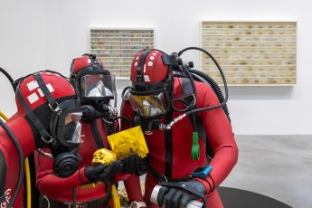 "Triple Trouble" exposition de Invader, Shepard Fairey et Damien Hirst à la Newport Street Gallery du 10 octobre 2025 au 29 mars 2026