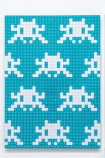 "Triple Trouble" exposition de Invader, Shepard Fairey et Damien Hirst à la Newport Street Gallery du 10 octobre 2025 au 29 mars 2026