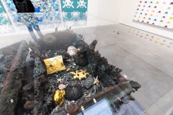 "Triple Trouble" exposition de Invader, Shepard Fairey et Damien Hirst à la Newport Street Gallery du 10 octobre 2025 au 29 mars 2026