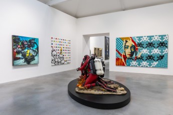 "Triple Trouble" exposition de Invader, Shepard Fairey et Damien Hirst à la Newport Street Gallery du 10 octobre 2025 au 29 mars 2026