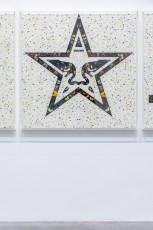 "Triple Trouble" exposition de Invader, Shepard Fairey et Damien Hirst à la Newport Street Gallery du 10 octobre 2025 au 29 mars 2026