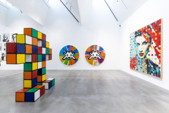 "Triple Trouble" exposition de Invader, Shepard Fairey et Damien Hirst à la Newport Street Gallery du 10 octobre 2025 au 29 mars 2026