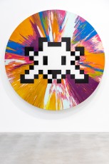 "Triple Trouble" exposition de Invader, Shepard Fairey et Damien Hirst à la Newport Street Gallery du 10 octobre 2025 au 29 mars 2026