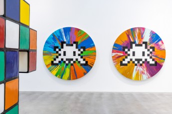 "Triple Trouble" exposition de Invader, Shepard Fairey et Damien Hirst à la Newport Street Gallery du 10 octobre 2025 au 29 mars 2026