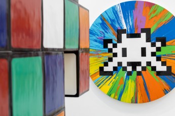 "Triple Trouble" exposition de Invader, Shepard Fairey et Damien Hirst à la Newport Street Gallery du 10 octobre 2025 au 29 mars 2026